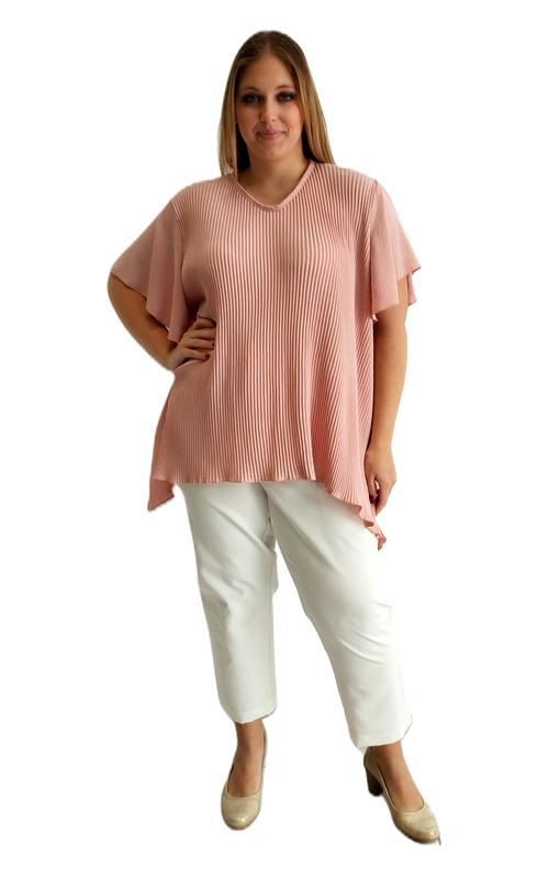 Ανακαλύψτε την απόλυτη επιλογή για κομψή και άνετη εμφάνιση με αυτή την υπέροχη κοντομάνικη μπλούζα σε απαλό ροζ χρώμα. Το πλισέ σχέδιό της, με λεπτές κατακόρυφες γραμμές που εκτείνονται σε όλη την επιφάνεια, της προσδίδει έναν ιδιαίτερο και εκλεπτυσμένο χαρακτήρα. Η φαρδιά, oversized γραμμή της εξασφαλίζει άριστη εφαρμογή για plus size σιλουέτες, ενώ η ελαφριά, ρέουσα ύφανση χαρίζει αίσθηση ελευθερίας και άνεσης καθ\u0027 όλη τη διάρκεια της ημέρας. Το V\u002Dλαιμόκοψη πλαισιώνει κομψά το πρόσωπο, ενώ τα φαρδιά, βολάν μανίκια προσθέτουν μια ρομαντική, θηλυκή πινελιά. Μπορεί να φορεθεί με λευκό παντελόνι για ένα φρέσκο, καλοκαιρινό look, αλλά και με τζιν ή φούστα για πιο casual εμφανίσεις. Ιδανική για επαγγελματικές συναντήσεις, καθημερινές εξόδους ή ακόμα και για βραδινές περιστάσεις, αυτή η μπλούζα συνδυάζει την κομψότητα με την πρακτικότητα, κάνοντάς την απαραίτητο κομμάτι της γκαρνταρόμπας σας.