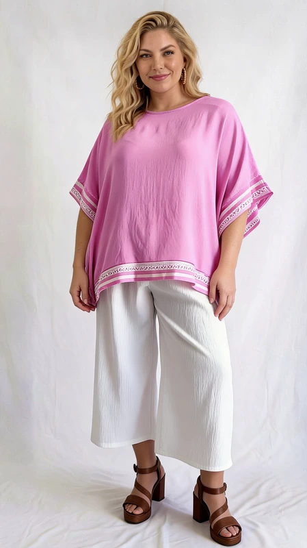 Ανακαλύψτε αυτή την υπέροχη oversized μπλούζα σε παστέλ ροζ απόχρωση, που συνδυάζει άνεση και στυλ για κάθε καλοκαιρινή εμφάνιση. Η χαλαρή, ευρύχωρη εφαρμογή της την καθιστά ιδανική για plus size σιλουέτες, προσφέροντας ελευθερία κινήσεων χωρίς να θυσιάζει την κομψότητα. Το στρογγυλό ντεκολτέ και τα κοντά, φαρδιά μανίκια δίνουν έναν αέρινο, καλοκαιρινό χαρακτήρα στο σύνολο. Το ιδιαίτερο στοιχείο που ξεχωρίζει αυτή τη μπλούζα είναι η διακοσμητική λευκή δαντελένια λεπτομέρεια που κοσμεί τα μανίκια και το τελείωμα της, δημιουργώντας μια boho\u002Dchic αίσθηση. Η ελαφριά, ρέουσα ύφανση του υφάσματος εξασφαλίζει άνεση κατά τη διάρκεια ζεστών ημερών. Μπορεί να φορεθεί με λευκό παντελόνι culottes ή σορτς για μια casual εμφάνιση, αλλά και με λινό παντελόνι για πιο περιποιημένο look. Ιδανική για βόλτες, καλοκαιρινές εκδρομές, αλλά και για χαλαρές καλοκαιρινές βραδιές, αποτελεί must\u002Dhave κομμάτι της γκαρνταρόμπας σας.