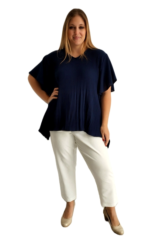 Κομψή και άνετη κοντομάνικη μπλούζα σε βαθύ ναυτικό μπλε χρώμα, ιδανική για γυναίκες plus size που αναζητούν στυλ και άνεση σε ένα. Το εντυπωσιακό πλισέ σχέδιο σε κάθετες γραμμές προσφέρει μια εκλεπτυσμένη αισθητική, ενώ παράλληλα δημιουργεί οπτικά ένα αδυνατιστικό αποτέλεσμα. Η γραμμή της μπλούζας είναι φαρδιά και ρέουσα, με ασύμμετρο τελείωμα που είναι μακρύτερο στις πλευρές, προσφέροντας κομψή κάλυψη και ελευθερία κινήσεων. Τα κοντά μανίκια με ελαφρώς βολάν λεπτομέρεια προσθέτουν θηλυκότητα και χάρη στο σύνολο. Μπορεί να φορεθεί με λευκό παντελόνι για ένα κλασικό και φρέσκο ​​αποτέλεσμα, όπως φαίνεται στη φωτογραφία, αλλά και με τζιν ή φούστα για πιο casual εμφανίσεις. Είναι κατάλληλη για καθημερινή χρήση, επαγγελματικό περιβάλλον ή ανεπίσημες εξόδους. Ένα must\u002Dhave κομμάτι για κάθε γυναικεία γκαρνταρόμπα!