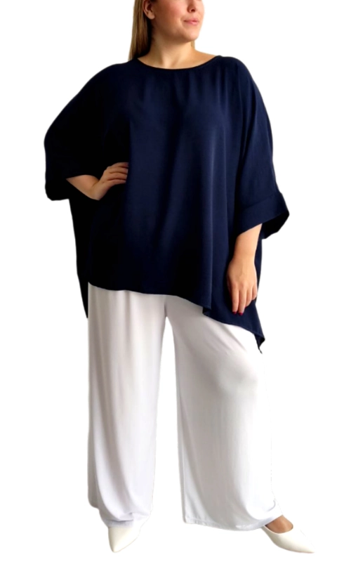 Αυτή η κομψή μπλούζα σε βαθύ ναυτικό μπλε αποτελεί την τέλεια προσθήκη στη γκαρνταρόμπα κάθε γυναίκας που αναζητά άνεση και στυλ. Με φαρδιά, oversized γραμμή και χαλαρή εφαρμογή, χαρίζει μια αίσθηση αέρινης κομψότητας στο σύνολό σας. Τα φαρδιά μανίκια τριών τετάρτων προσφέρουν μια ιδιαίτερη πινελιά στο σχεδιασμό, ενώ το ασύμμετρο τελείωμα δημιουργεί ένα κολακευτικό περίγραμμα που καλύπτει διακριτικά τη σιλουέτα. Το απαλό, ρέον ύφασμα εξασφαλίζει άνετη εφαρμογή καθ\u0027 όλη τη διάρκεια της ημέρας, ενώ η λιτή γραμμή στον λαιμό ολοκληρώνει την κομψή εμφάνιση. Ιδανική για πολλαπλούς συνδυασμούς, φοριέται άψογα με λευκά παντελόνια όπως στην εικόνα, αλλά και με τζιν, φούστες ή κολάν για πιο casual εμφανίσεις. Κατάλληλη τόσο για επαγγελματικές συναντήσεις όσο και για απογευματινές εξόδους, αυτή η μπλούζα συνδυάζει την κομψότητα με την πρακτικότητα, προσφέροντας αμέτρητες επιλογές styling για κάθε περίσταση.