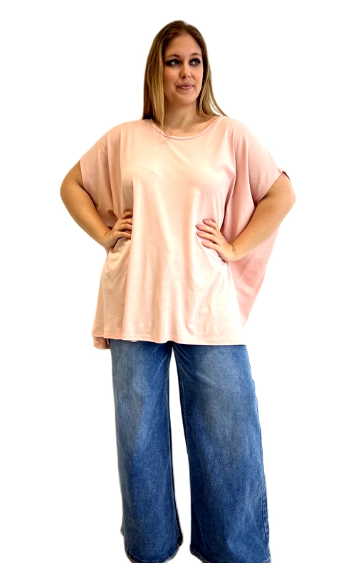 Ανακαλύψτε την απόλυτη άνεση και το αδιαμφισβήτητο στυλ με αυτή την υπέροχη κοντομάνικη μπλούζα σε απαλό ροζ\u002Dσομόν χρώμα. Η μονόχρωμη σχεδίαση της δίνει έναν διαχρονικό και κομψό χαρακτήρα, ενώ το μαλακό, ελαφρύ ύφασμά της εξασφαλίζει άριστη αίσθηση καθ\u0027 όλη τη διάρκεια της ημέρας. Με τη φαρδιά, oversized εφαρμογή της και τα ιδιαίτερα νυχτερίδα μανίκια, η μπλούζα αυτή προσφέρει ελευθερία κινήσεων και κολακεύει κάθε σιλουέτα, κάνοντάς την ιδανική επιλογή για plus size γυναίκες. Ο στρογγυλός λαιμός προσθέτει μια κλασική πινελιά, ενώ το μήκος της πέφτει χαλαρά πάνω από τη μέση, δημιουργώντας μια ισορροπημένη και αρμονική εμφάνιση. Μπορεί να φορεθεί με φαρδιά τζιν παντελόνια, όπως στην εικόνα, για ένα casual chic αποτέλεσμα, αλλά και με κολάν ή στενό παντελόνι για πιο έντονο στυλ. Ιδανική για καθημερινές εξόδους, βόλτες ή χαλαρές συναντήσεις με φίλους, αυτή η μπλούζα είναι το must\u002Dhave κομμάτι της γκαρνταρόμπας σας.
