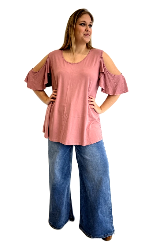 Ανακαλύψτε αυτή την υπέροχη κοντομάνικη μπλούζα σε απαλό ροζ χρώμα, ιδανική για γυναίκες plus size που αγαπούν τον συνδυασμό άνεσης και στυλ. Το κύριο χαρακτηριστικό της είναι τα εντυπωσιακά ανοιχτά ώμια με βολάν, που δημιουργούν έναν ρομαντικό και θηλυκό αέρα, ενώ παράλληλα προσδίδουν κίνηση και χάρη στο σύνολο. Η γραμμή της είναι χαλαρή και άνετη, με στρογγυλή λαιμόκοψη και ελαφρώς επιμηκυμένο σώμα που καλύπτει κομψά τους γοφούς. Το μονόχρωμο σχέδιο σε παλ ροζ απόχρωση την κάνει εύκολα συνδυάσιμη με διάφορα κομμάτια της γκαρνταρόμπας σας. Μπορεί να φορεθεί με φαρδιά τζιν παντελόνια, όπως φαίνεται στην εικόνα, αλλά και με στενό παντελόνι ή φούστα για πιο επίσημες περιστάσεις. Κατάλληλη για καθημερινές εξόδους, βόλτες, καφέ με φίλες ή ακόμα και για χαλαρές επαγγελματικές συναντήσεις. Ένα must\u002Dhave κομμάτι που συνδυάζει άνεση, θηλυκότητα και σύγχρονο στυλ.