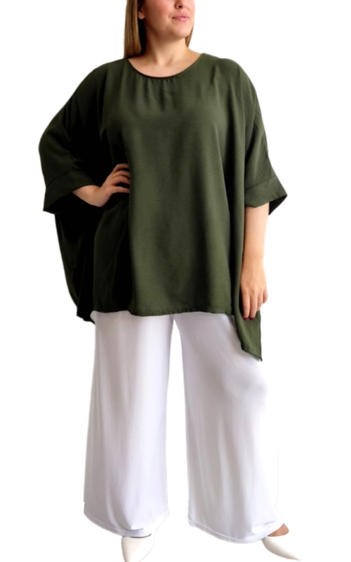 Αυτή η κομψή μπλούζα σε χακί πράσινο χρώμα αποτελεί την ιδανική προσθήκη στη γκαρνταρόμπα σας για όλες τις εποχές. Με την oversized γραμμή της και το φαρδύ σχέδιο, προσφέρει άνεση και στυλ χωρίς συμβιβασμούς. Τα φαρδιά μανίκια τριών τετάρτων δημιουργούν μια αέρινη αίσθηση, ενώ η στρογγυλή λαιμόκοψη προσθέτει διακριτική κομψότητα. Το ασύμμετρο τελείωμα της μπλούζας χαρίζει μια μοντέρνα πινελιά στο σύνολο. Συνδυάστε την με λευκά παντελόνια όπως στην εικόνα για μια φρέσκια καλοκαιρινή εμφάνιση ή με τζιν για πιο casual περιστάσεις. Είναι ιδανική για καθημερινές εξόδους, βόλτες στην πόλη ή ακόμα και για χαλαρές επαγγελματικές συναντήσεις. Η ελαφριά και αεράτη υφή του υφάσματος εξασφαλίζει άνεση καθ\u0027 όλη τη διάρκεια της ημέρας, ενώ η χαλαρή γραμμή κολακεύει κάθε σωματότυπο. Το διαχρονικό χακί χρώμα συνδυάζεται εύκολα με πολλά χρώματα και αξεσουάρ, καθιστώντας αυτή τη μπλούζα ένα πολύτιμο κομμάτι για κάθε ντουλάπα.