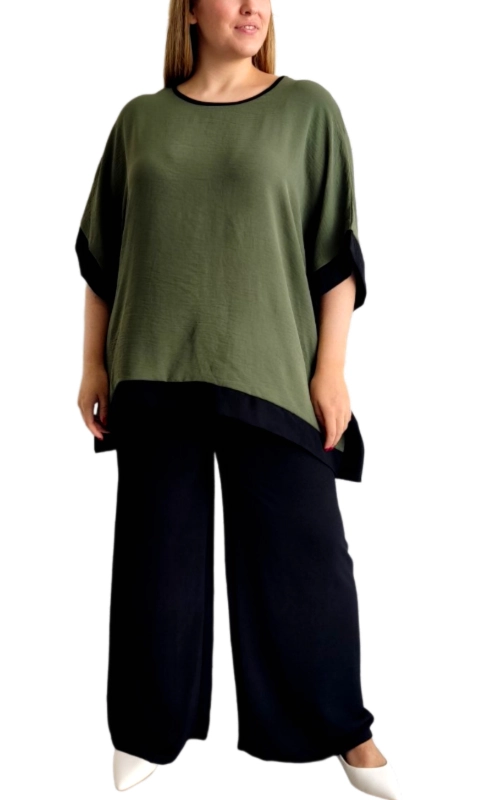 Αυτή η κομψή μπλούζα σε χρώμα χακί ελιάς με μαύρες λεπτομέρειες αποτελεί ένα ευέλικτο κομμάτι για το καθημερινό σας ντύσιμο. Διαθέτει φαρδιά γραμμή με ασύμμετρο τελείωμα που χαρίζει μια μοντέρνα αίσθηση, ενώ ο συνδυασμός των δύο χρωμάτων προσφέρει κομψή αντίθεση. Τα μανίκια είναι σχεδιασμένα με αναδίπλωση, δημιουργώντας μια χαλαρή αίσθηση που κολακεύει κάθε σωματότυπο. Η ελαφριά και αεράτη υφή του υφάσματος εξασφαλίζει άνεση καθ\u0027 όλη τη διάρκεια της ημέρας, ενώ η ριχτή γραμμή της επιτρέπει ελευθερία κινήσεων. Συνδυάζεται τέλεια με φαρδιά παντελόνια όπως αυτό της εικόνας, αλλά και με τζιν ή φούστες για διαφορετικές περιστάσεις. Ιδανική για την εργασία, τις βόλτες στην πόλη ή ακόμα και για πιο επίσημες εξόδους ανάλογα με τα αξεσουάρ που θα επιλέξετε. Το στρογγυλό λαιμόκοψη με μαύρο τελείωμα προσθέτει μια εκλεπτυσμένη λεπτομέρεια, ολοκληρώνοντας αυτό το διαχρονικό κομμάτι που θα αναβαθμίσει την γκαρνταρόμπα σας με στυλ και κομψότητα.