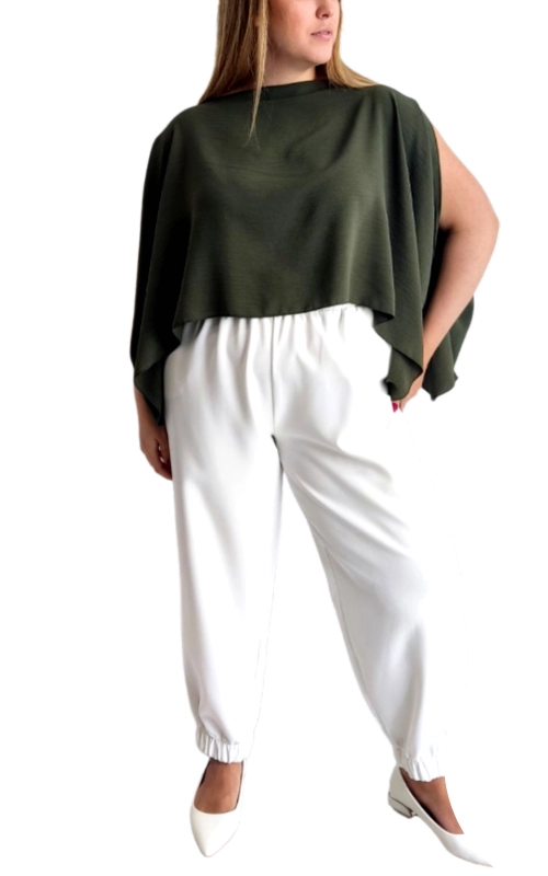 Αυτό το μοντέρνο σύνολο αποτελείται από μια εντυπωσιακή μπλούζα σε βαθύ χακί χρώμα με ασύμμετρο σχεδιασμό και λευκό παντελόνι. Η μπλούζα διαθέτει φαρδιά γραμμή που δημιουργεί ένα κομψό, ασύμμετρο εφέ με πτυχώσεις στους ώμους, αφήνοντας το ένα χέρι ακάλυπτο για μια τολμηρή αίσθηση. Το χαλαρό, ρέον ύφασμα προσφέρει άνεση ενώ παράλληλα δημιουργεί μια κολακευτική σιλουέτα. Συνδυάζεται άψογα με το λευκό παντελόνι ελαστικής μέσης που διαθέτει χαλαρή γραμμή και λάστιχο στο τελείωμα. Το σύνολο συμπληρώνεται ιδανικά με λευκά μυτερά παπούτσια για μια εκλεπτυσμένη εμφάνιση. Ιδανικό για καθημερινές εξόδους, γραφείο με στυλ ή απογευματινές περιστάσεις. Ο συνδυασμός του λιτού χακί με το καθαρό λευκό δημιουργεί μια διαχρονική αντίθεση που προσθέτει κομψότητα στην γκαρνταρόμπα σας. Φορέστε το με διακριτικά κοσμήματα για να ολοκληρώσετε αυτό το σοφιστικέ look.
