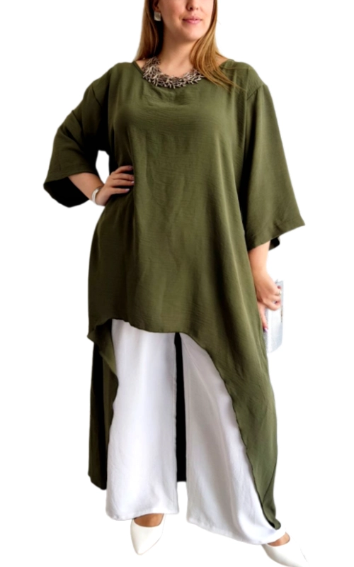 Αυτή η κομψή ασύμμετρη μπλούζα σε χρώμα χακί ελιάς είναι ιδανική για γυναίκες που αναζητούν στυλ και άνεση. Το φαρδύ σχέδιο με την εντυπωσιακή ασύμμετρη γραμμή που πέφτει χαμηλότερα στο πίσω μέρος προσφέρει μια μοντέρνα αισθητική και κολακεύει κάθε σωματότυπο. Διαθέτει φαρδιά τρία\u002Dτέταρτα μανίκια που χαρίζουν άνεση και αέρα στις κινήσεις, ενώ το απαλό ύφασμα αγκαλιάζει το σώμα με φυσικότητα. Συνδυάζεται τέλεια με λευκά παντελόνια ή φούστες, όπως φαίνεται στην εικόνα, για ένα κομψό καθημερινό ή βραδινό σύνολο. Το εντυπωσιακό κόσμημα στο λαιμό (διατίθεται ξεχωριστά) αναδεικνύει την απλότητα του σχεδίου. Ιδανική για πολλές περιστάσεις, από επαγγελματικές συναντήσεις μέχρι καλοκαιρινές βραδινές εξόδους. Η ευκολία συνδυασμού της με διάφορα αξεσουάρ την καθιστά βασικό κομμάτι για κάθε γυναικεία γκαρνταρόμπα που εκτιμά την κομψότητα και την πρακτικότητα.