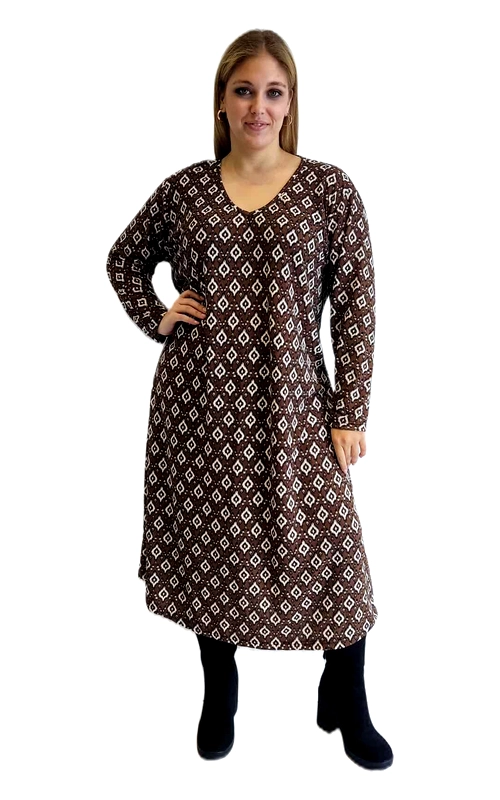Αυτό το κομψό φόρεμα σε καφέ σοκολατί απόχρωση με γεωμετρικό μοτίβο σε λευκό χρώμα είναι η τέλεια επιλογή για την φθινοπωρινή και χειμερινή σας γκαρνταρόμπα. Με μήκος που φτάνει κάτω από το γόνατο και χαλαρή γραμμή Α, κολακεύει όλους τους σωματότυπους, προσφέροντας άνεση και στυλ. Το λαιμόκοψμα V αναδεικνύει τον λαιμό, ενώ τα μακριά μανίκια προσφέρουν προστασία από το κρύο. Το διαχρονικό ρομβοειδές μοτίβο δημιουργεί μια εκλεπτυσμένη εμφάνιση που μπορεί εύκολα να μεταβεί από την ημέρα στο βράδυ. Συνδυάστε το με μαύρα καλσόν και μποτάκια για μια κομψή καθημερινή εμφάνιση, ή προσθέστε κοσμήματα και ψηλοτάκουνα για μια βραδινή έξοδο. Κατασκευασμένο από μαλακό, ελαστικό ύφασμα που αγκαλιάζει τις καμπύλες χωρίς να περιορίζει τις κινήσεις σας. Ιδανικό για το γραφείο, οικογενειακές συγκεντρώσεις ή ακόμα και για ένα χαλαρό δείπνο με φίλους. Αυτό το ευέλικτο φόρεμα θα γίνει γρήγορα το αγαπημένο σας κομμάτι για τις κρύες μέρες.