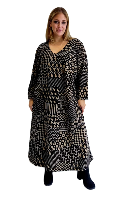 Αυτό το εντυπωσιακό maxi φόρεμα σε μαύρο και μπεζ συνδυασμό αποτελεί την τέλεια επιλογή για το χειμωνιάτικο σας γκαρνταρόμπα. Διαθέτει μοναδικό γεωμετρικό patchwork μοτίβο με ποικιλία σχεδίων όπως ρόμβους, τετράγωνα, ζιγκ\u002Dζαγκ και γραμμικά μοτίβα, που δημιουργούν ένα εκλεπτυσμένο οπτικό ενδιαφέρον. Η φαρδιά γραμμή με V\u002Dλαιμόκοψη και τα μανίκια 3/4 προσφέρουν άνεση και κολακευτική εφαρμογή για όλους τους σωματότυπους. Το φόρεμα έχει χαλαρή, ρέουσα εφαρμογή που αγκαλιάζει το σώμα με κομψότητα, ενώ το μήκος του φτάνει μέχρι τους αστραγάλους για μέγιστη θηλυκότητα. Μπορεί να φορεθεί με μποτάκια όπως στην εικόνα για καθημερινές εμφανίσεις, ή με ψηλοτάκουνα για βραδινές εξόδους. Συνδυάστε το με ένα μαύρο ζακετάκι ή παλτό για επιπλέον ζεστασιά τις κρύες μέρες. Η εξαιρετική ποιότητα του υφάσματος προσφέρει άνεση όλη μέρα, ενώ το διαχρονικό μοτίβο εγγυάται ότι αυτό το κομμάτι θα παραμείνει στη συλλογή σας για πολλές σεζόν.