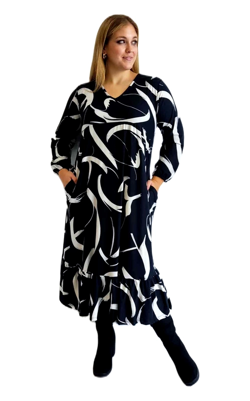 Κομψό και εντυπωσιακό, αυτό το χειμωνιάτικο maxi φόρεμα με λευκά αφηρημένα μοτίβα θα αναβαθμίσει άμεσα το χειμερινό σας στυλ. Το φαρδύ, άνετο σχέδιο με μακριά μανίκια προσφέρει κομψότητα και άνεση, ενώ το βολάν στο κάτω μέρος προσθέτει μια θηλυκή, παιχνιδιάρικη πινελιά. Διαθέτει πρακτικές πλαϊνές τσέπες για μικροαντικείμενα, ενώ η λαιμόκοψη σε V κολακεύει τον λαιμό και το ντεκολτέ. Ιδανικό για καθημερινές εξόδους αλλά και πιο επίσημες περιστάσεις, μπορεί να φορεθεί με μποτάκια ή μπότες για ένα ολοκληρωμένο χειμωνιάτικο σύνολο. Το αφηρημένο μοτίβο δημιουργεί οπτικό ενδιαφέρον και κάνει το φόρεμα να ξεχωρίζει. Η φαρδιά γραμμή του είναι άνετη και κολακευτική για όλους τους σωματότυπους, ενώ το μήκος του προσφέρει προστασία από το κρύο χωρίς να θυσιάζει το στυλ. Ένα ευέλικτο κομμάτι που θα αγαπήσετε για την άνεση και την κομψότητά του.