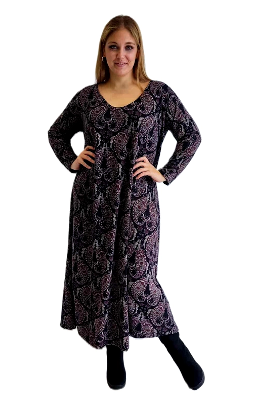 Αυτό το κομψό maxi φόρεμα αποτελεί την ιδανική επιλογή για τη χειμερινή σας γκαρνταρόμπα. Διαθέτει εντυπωσιακό μοτίβο με περίτεχνα μοβ και ροζ μενταγιόν σε μαύρο φόντο, δημιουργώντας έναν αρμονικό συνδυασμό χρωμάτων με έθνικ πινελιές. Η άνετη γραμμή του με τη χαλαρή εφαρμογή κολακεύει κάθε σωματότυπο, ενώ το στρογγυλό ντεκολτέ και τα μακριά μανίκια προσφέρουν κομψότητα και ζεστασιά. Το μήκος του φορέματος φτάνει στους αστραγάλους, καθιστώντας το ιδανικό για συνδυασμό με μποτάκια ή μπότες για ένα ολοκληρωμένο χειμερινό look. Μπορεί να φορεθεί τόσο σε καθημερινές εξόδους όσο και σε πιο επίσημες περιστάσεις, ανάλογα με τα αξεσουάρ που θα επιλέξετε. Το ελαστικό ύφασμα εξασφαλίζει άνεση καθ\u0027 όλη τη διάρκεια της ημέρας, ενώ η ρέουσα γραμμή του χαρίζει κομψότητα και θηλυκότητα. Ένα πολυμορφικό κομμάτι που θα αναβαθμίσει το χειμερινό σας στυλ με μία μόνο κίνηση!