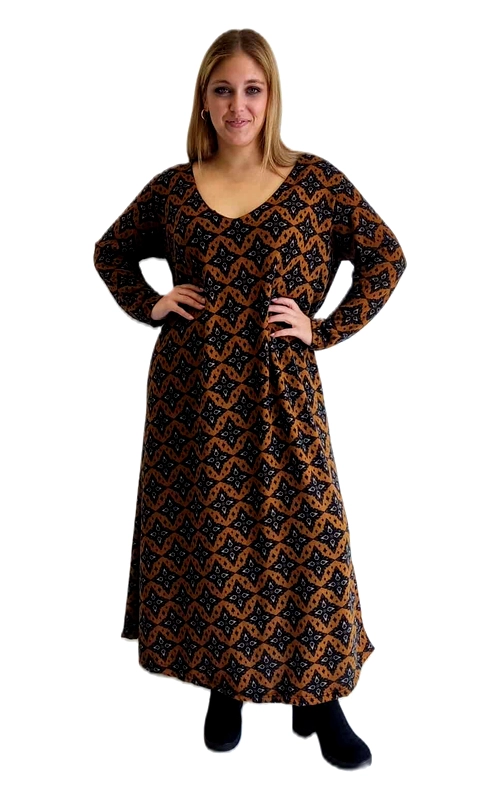 Αυτό το κομψό maxi φόρεμα με γεωμετρικό μοτίβο σε αποχρώσεις καφέ ταμπά και μαύρου είναι η τέλεια επιλογή για τη χειμερινή σας γκαρνταρόμπα. Διαθέτει χαλαρή γραμμή που κολακεύει κάθε σωματότυπο, με θηλυκό V λαιμόκοψη και μακριά μανίκια για άνεση και ζεστασιά τις κρύες μέρες. Το εντυπωσιακό γεωμετρικό σχέδιο δημιουργεί ένα διαχρονικό και συνάμα μοντέρνο αποτέλεσμα, ενώ το μήκος του φορέματος προσφέρει κομψότητα σε κάθε σας εμφάνιση. Ιδανικό για καθημερινές εξορμήσεις αλλά και για πιο επίσημες περιστάσεις, συνδυάζεται εύκολα με μποτάκια ή μπότες όπως φαίνεται στην εικόνα, αλλά και με χοντρά καλσόν και αθλητικά παπούτσια για πιο casual εμφανίσεις. Το φόρεμα είναι κατασκευασμένο από μαλακό ύφασμα που προσφέρει άνεση κατά την κίνηση, ενώ η ριχτή γραμμή του εξασφαλίζει ελευθερία κινήσεων. Ένα ευέλικτο κομμάτι που θα αναδείξει τη θηλυκότητά σας και θα αποτελέσει βασικό στοιχείο της χειμερινής σας γκαρνταρόμπας.