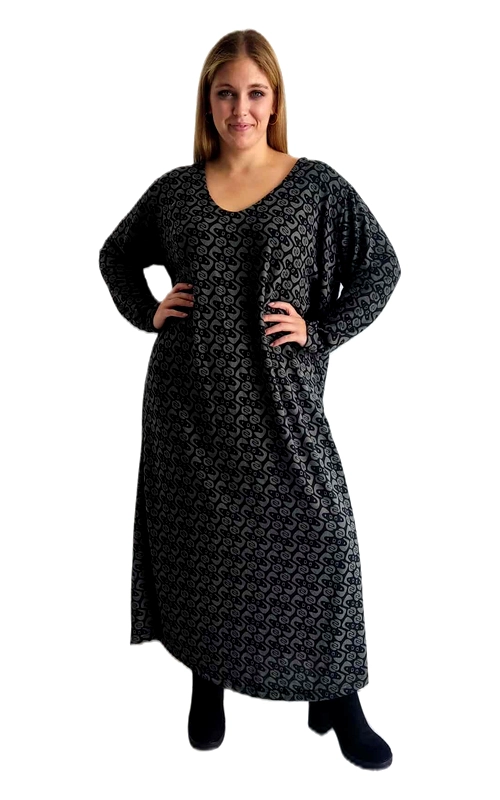 Αυτό το κομψό maxi φόρεμα σε μαύρο και γκρι αποτελεί την τέλεια επιλογή για τις χειμερινές σας εμφανίσεις. Διαθέτει ένα διακριτικό γεωμετρικό μοτίβο που προσδίδει ιδιαίτερο χαρακτήρα, ενώ η φαρδιά γραμμή του χαρίζει άνεση και στυλ. Η λαιμόκοψη σε σχήμα V κολακεύει τον λαιμό, ενώ τα μακριά, φαρδιά μανίκια προσφέρουν επιπλέον ζεστασιά κατά τους κρύους μήνες. Το φόρεμα έχει χαλαρή εφαρμογή που αγκαλιάζει απαλά το σώμα, δημιουργώντας μια θηλυκή σιλουέτα χωρίς να περιορίζει τις κινήσεις. Μπορεί να φορεθεί με μποτάκια ή μπότες για καθημερινές εμφανίσεις, ενώ με τα κατάλληλα αξεσουάρ και ψηλοτάκουνα παπούτσια μεταμορφώνεται σε βραδινό σύνολο. Ιδανικό για γυναίκες που αναζητούν άνεση χωρίς να θυσιάζουν το στυλ τους. Το μαλακό, ελαστικό ύφασμα εξασφαλίζει άψογη εφαρμογή και ευκολία στην κίνηση, καθιστώντας το απαραίτητο κομμάτι για τη χειμερινή σας γκαρνταρόμπα.