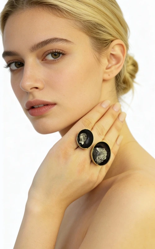 Ανακαλύψτε την τέλεια ισορροπία μεταξύ δύναμης και κομψότητας με αυτό το μεγάλο εντυπωσιακό γυναικείο δαχτυλίδι με διπλό πυρίτη, σχεδιασμένο από την Αικατερίνη Χαλκιαδάκη. Το μοναδικό χειροποίητο δαχτυλίδι συνδυάζει δύο φυσικούς κρυστάλλους σιδηροπυρίτη σε μια εκπληκτική σύνθεση που κεντρίζει τα βλέμματα.\u000AΗ μαύρη πατίνα δημιουργεί εντυπωσιακή αντίθεση με τα χρυσαφί κρύσταλλα του πυρίτη, ενώ ο ορείχαλκος προσδίδει θερμότητα και διαρκότητα στο κόσμημα. Η ανοιχτή δομή του δαχτυλιδιού επιτρέπει την άνετη εφαρμογή σε διάφορα μεγέθη δακτύλου, ενώ οι δύο ωοειδείς πέτρες πυρίτη σε διαφορετικά μεγέθη δημιουργούν δυναμική σύνθεση.\u000AΟ σιδηροπυρίτης θεωρείται πέτρα προστασίας και δύναμης, ιδανική για γυναίκες που θέλουν να εκφράσουν την προσωπικότητά τους με στυλ. Το statement δαχτυλίδι συνδυάζεται τέλεια με casual και επίσημα outfits, προσδίδοντας μοναδικό χαρακτήρα σε κάθε εμφάνιση.\u000AΥλικό: Ορείχαλκος \u000AΠέτρα: Σιδηροπυρίτης