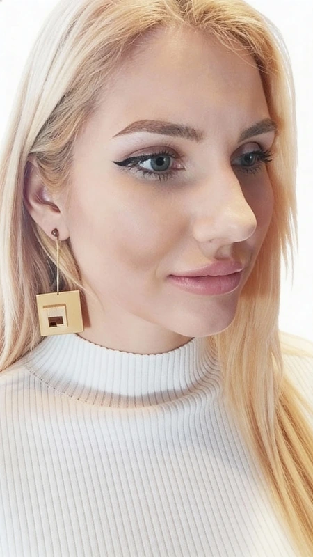 Ανακαλύψτε τη μοναδική γοητεία των εντυπωσιακών καρφωτών σκουλαρικιών με ξύλο που συνδυάζουν τη φυσική ομορφιά με τη σύγχρονη αισθητική. Αυτά τα χειροποίητα σκουλαρίκια, σχεδιασμένα από την Ελληνίδα Σχεδιάστρια Κοσμημάτων Αικατερίνη Χαλκιαδάκη, αποτελούν την τέλεια επιλογή για τη γυναίκα που αναζητά κομψότητα με προσωπικότητα.\u000AΚάθε σκουλαρίκι δημιουργείται με προσοχή στη λεπτομέρεια, συνδυάζοντας τη θερμότητα του φυσικού ξύλου με την κομψότητα του ορείχαλκου. Ο γεωμετρικός σχεδιασμός και οι χρυσαφένιες αποχρώσεις προσφέρουν μια σύγχρονη αισθητική που συμπληρώνει τόσο casual όσο και επίσημα outfits. Η καρφωτή κατασκευή εξασφαλίζει άνεση καθ\u0027 όλη τη διάρκεια της ημέρας.\u000AΑυτά τα statement σκουλαρίκια είναι ιδανικά για ειδικές στιγμές όπως γάμους, βραδινές εξόδους ή όταν θέλετε να προσθέσετε μια νότα εκλεπτυσμένης κομψότητας στην εμφάνισή σας. Φυλάσσετε σε στεγνό μέρος και καθαρίζετε απαλά με μαλακό πανί για να διατηρήσετε τη λάμψη τους.\u000AΥλικό: Ορείχαλκος, Ξύλο