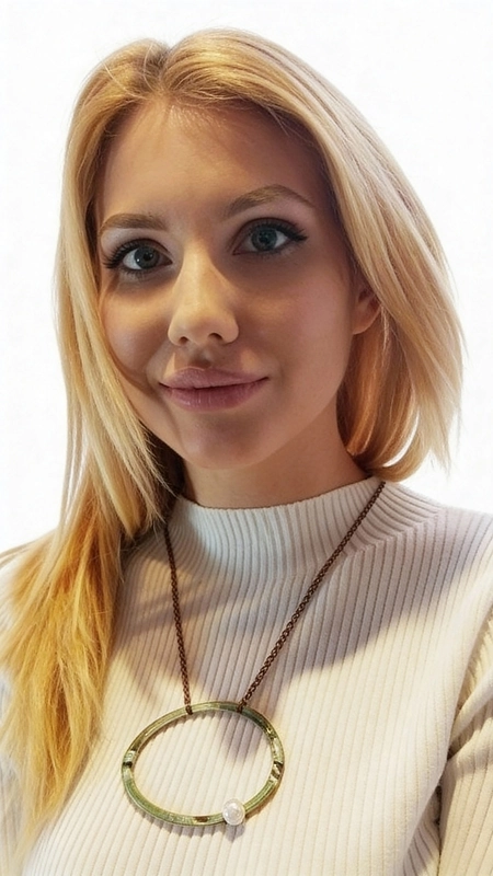 Μεγάλο γυναικείο κολιέ με μαργαριτάρι και χρώμα - 3044, Ανακαλύψτε την τέλεια ισορροπία μεταξύ σύγχρονου design και κλασικής κομψότητας με αυτό το μεγάλο γυναικείο κολιέ με μαργαριτάρι. Σχεδιασμένο από την Ελληνίδα Σχεδιάστρια Κοσμημάτων Αικατερίνη Χαλκιαδάκη, αυτό το χειροποίητο κόσμημα συνδυάζει την ομορφιά του οξειδωμένου χαλκού με την κομψότητα της φρέσκιας πέρλας.
Το γεωμετρικό σχήμα του κύκλου δημιουργεί ένα statement look που προσελκύει τα βλέμματα, ενώ οι αποχρώσεις του πράσινου χαλκού προσδίδουν έναν μοναδικό vintage χαρακτήρα. Η λευκή πέρλα στη βάση του κολιέ προσφέρει την τέλεια αντίθεση, δημιουργώντας ένα εντυπωσιακό αποτέλεσμα που συνδυάζεται εύκολα με κάθε outfit.
Ιδανικό για τις γυναίκες που αγαπούν τα μεγάλα εντυπωσιακά κολιέ και αναζητούν κοσμήματα με προσωπικότητα. Φοριέται εξίσου όμορφα με casual ή πιο επίσημα looks, προσφέροντας άπειρες δυνατότητες styling. Αποθηκεύετε σε στεγνό μέρος και καθαρίζετε απαλά με μαλακό πανί για να διατηρήσετε τη φυσική οξείδωση του χαλκού.
Υλικό: Χαλκός 
Πέτρα: Μαργαριτάρι