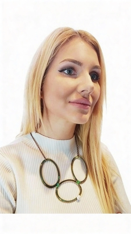 Μεγάλο γυναικείο κολιέ με μαργαριτάρι και χρώμα - 3046, Ενα εντυπωσιακό μεγάλο γυναικείο κολιέ με μαργαριτάρι που συνδυάζει τη μοναδικότητα του χειροποίητου σχεδιασμού με την κομψότητα του οξειδωμένου χαλκού. Αυτό το statement κολιέ, σχεδιασμένο από την Αικατερίνη Χαλκιαδάκη, αποτελεί τη τέλεια επιλογή για γυναίκες που αναζητούν ένα ιδιαίτερο κόσμημα που θα τραβά τα βλέμματα.
Το μακρύ κολιέ διαθέτει τρεις μεγάλους κυκλικούς κρίκους από χαλκό με πράσινο patina φινίρισμα που δημιουργεί μια vintage αισθητική. Ένα φυσικό μαργαριτάρι κοσμεί έναν από τους κρίκους, προσθέτοντας λάμψη και κομψότητα στο σύνολο. Η μοναδική εμφάνιση του οξειδωμένου χαλκού καθιστά κάθε κολιέ μοναδικό, καθώς το patina αναπτύσσεται φυσικά με τον χρόνο.
Ιδανικό για layering με άλλα κοσμήματα ή ως αυτοτελές statement piece, αυτό το εντυπωσιακό κολιέ προσθέτει μια καλλιτεχνική πινελιά σε κάθε outfit. Η χειροποίητη κατασκευή εγγυάται την ποιότητα και τη μοναδικότητα του ελληνικού κοσμήματος.
Υλικό: Χαλκός 
Πέτρα: Μαργαριτάρι