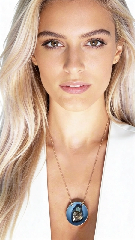 Ανακαλύψτε τη μαγεία του μεγάλου μακρύ κολιέ με πυρίτη σε εντυπωσιακό μπλε χρώμα, ένα statement κόσμημα που συνδυάζει την ελληνική τέχνη με τη σύγχρονη αισθητική. Σχεδιασμένο από την Ελληνίδα Σχεδιάστρια Κοσμημάτων Αικατερίνη Χαλκιαδάκη, αυτό το χειροποίητο κολιέ εντυπωσιάζει με την ιδιαίτερη γεωμετρική του φόρμα και τον φυσικό σιδηροπυρίτη που λάμπει στο κέντρο του.\u000AΤο κολιέ διαθέτει μεγάλο στρογγυλό pendant από ρητίνη σε γαλάζια απόχρωση που περιβάλλει τον φυσικό πυρίτη, δημιουργώντας μια εντυπωσιακή σύνθεση που τραβά τα βλέμματα. Ο συνδυασμός του ορείχαλκου με τις αποχρώσεις του μπλε και της κιμωλίας προσφέρει μια κομψή και μοντέρνα αισθητική που ταιριάζει τέλεια σε layering looks ή μόνο του ως statement piece.\u000AΥλικό: Ορείχαλκος, Σμάλτο \u000AΠέτρα: Σιδηροπυρίτης