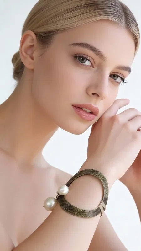 Ξεχωρίστε με αυτό το εντυπωσιακό statement βραχιόλι που συνδυάζει τη μαγεία των μαργαριταριών με το μυστήριο του μαύρου χρώματος. Σχεδιασμένο από την Ελληνίδα Σχεδιάστρια Κοσμημάτων Αικατερίνη Χαλκιαδάκη, αυτό το χειρόγραφο κόσμημα αποτελεί την τέλεια επιλογή για γυναίκες που αγαπούν να κάνουν δυναμική εμφάνιση.\u000AΤο μεγάλο βραχιόλι διαθέτει έναν μοναδικό συνδυασμό μαύρης βάσης με λευκές πέρλες που δημιουργούν εκπληκτική αντίθεση. Η χειροποίητη κατασκευή του εξασφαλίζει μοναδικότητα σε κάθε κομμάτι, ενώ το statement design του προσδίδει άμεσα κομψότητα σε κάθε εμφάνιση. Η εργονομική του φόρμα εφαρμόζει άνετα στον καρπό, κάνοντάς το ιδανικό για καθημερινή ή βραδινή χρήση.\u000AΣυνδυάστε το με απλά outfits για να αναδείξετε τη μοναδικότητά του ή φορέστε το σε ειδικές περιστάσεις για extra glamour. Φροντίστε το με μαλακό πανί και αποφύγετε την επαφή με χημικά για να διατηρήσετε την ομορφιά των μαργαριταριών.\u000AΥλικό: Ορείχαλκος \u000AΠέτρα: Πέρλα