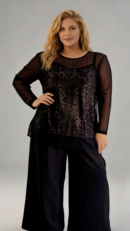 Μπλούζα γυναικεία μακρυμάνικη animal print - MPMKRN185 | Candiashop Boutique, Κομψή μπλούζα μακρυμάνικη σε μαύρο χρώμα με εντυπωσιακό λεοπάρ μοτίβο στο μπροστινό μέρος. Διαθέτει διαφάνεια στα μανίκια και στο ντεκολτέ, προσφέροντας μια αέρινη αίσθηση που συνδυάζει την κομψότητα με τη θηλυκότητα. Η άνετη γραμμή της κολακεύει κάθε σωματότυπο, ενώ το μοτίβο σε αποχρώσεις του γκρι και μαύρου δημιουργεί ένα εντυπωσιακό αποτέλεσμα. Συνδυάζεται τέλεια με τη φαρδιά μαύρη παντελόνα που απεικονίζεται, δημιουργώντας ένα σύνολο που μπορεί να φορεθεί από το πρωί στο γραφείο μέχρι μια βραδινή έξοδο. Το λεπτό ύφασμα στους ώμους και τα μανίκια προσθέτει μια διακριτική πινελιά διαφάνειας, ενώ το υπόλοιπο σώμα της μπλούζας είναι επενδεδυμένο για άνεση και κάλυψη. Ιδανική επιλογή για γυναίκες που αναζητούν ένα κομμάτι που συνδυάζει το στυλ με την άνεση, προσφέροντας κομψότητα σε κάθε περίσταση.