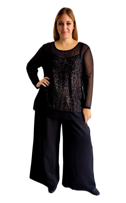 Κομψή μπλούζα μακρυμάνικη σε μαύρο χρώμα με εντυπωσιακό λεοπάρ μοτίβο στο μπροστινό μέρος. Διαθέτει διαφάνεια στα μανίκια και στο ντεκολτέ, προσφέροντας μια αέρινη αίσθηση που συνδυάζει την κομψότητα με τη θηλυκότητα. Η άνετη γραμμή της κολακεύει κάθε σωματότυπο, ενώ το μοτίβο σε αποχρώσεις του γκρι και μαύρου δημιουργεί ένα εντυπωσιακό αποτέλεσμα. Συνδυάζεται τέλεια με τη φαρδιά μαύρη παντελόνα που απεικονίζεται, δημιουργώντας ένα σύνολο που μπορεί να φορεθεί από το πρωί στο γραφείο μέχρι μια βραδινή έξοδο. Το λεπτό ύφασμα στους ώμους και τα μανίκια προσθέτει μια διακριτική πινελιά διαφάνειας, ενώ το υπόλοιπο σώμα της μπλούζας είναι επενδεδυμένο για άνεση και κάλυψη. Ιδανική επιλογή για γυναίκες που αναζητούν ένα κομμάτι που συνδυάζει το στυλ με την άνεση, προσφέροντας κομψότητα σε κάθε περίσταση.