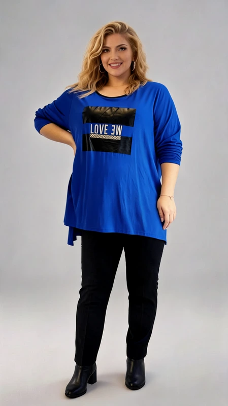 Plus size μπλε μπλούζα με ασύμμετρο κόψιμο και statement print. Κάνε τη διαφορά με αυτή την εντυπωσιακή μπλε μπλούζα! Με ζωηρή royal blue απόχρωση και μοντέρνο print \u0022love me\u0022 σε faux leather υφή, προσθέτει μια trendy πινελιά στις casual εμφανίσεις σου. Διαθέτει στρογγυλή λαιμόκοψη, μακριά μανίκια και ασύμμετρο κόψιμο στο τελείωμα, που χαρίζει μοντέρνα κίνηση και στυλ. Ιδανική για άνετες και stylish εμφανίσεις, φοριέται τέλεια με τζιν ή κολάν για ένα δυναμικό urban look!