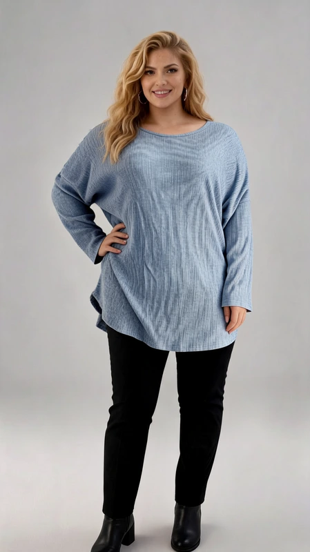 Plus size γαλάζια πλεκτή μπλούζα με ριμπ υφή και άνετη γραμμή. Αέρινη και cozy, αυτή η γαλάζια πλεκτή μπλούζα είναι η ιδανική επιλογή για άνετες και στιλάτες εμφανίσεις! Η ριμπ υφή της προσθέτει διακριτική κομψότητα, ενώ η χαλαρή oversized εφαρμογή χαρίζει απόλυτη άνεση και ελευθερία κινήσεων. Με στρογγυλή λαιμόκοψη και μακριά μανίκια, είναι τέλεια για καθημερινά looks, συνδυάζοντας ζεστασιά και μοντέρνο στυλ. Φοριέται εύκολα με τζιν ή κολάν για ένα casual chic outfit!