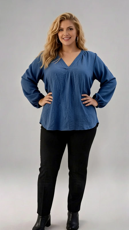 Plus size γαλάζια μπλούζα με V λαιμόκοψη και αέρινα μανίκια. Αέρινη και κομψή, αυτή η γαλάζια μπλούζα είναι η ιδανική επιλογή για all\u002Dday stylish εμφανίσεις! με απαλή υφή και ανάλαφρη εφαρμογή, διαθέτει V λαιμόκοψη που αναδεικνύει το ντεκολτέ, ενώ τα balloon μανίκια με διακριτικό λάστιχο στη μανσέτα προσθέτουν θηλυκή πινελιά. Συνδυάζεται εύκολα με παντελόνια ή φούστες για ένα κομψό και minimal chic look!