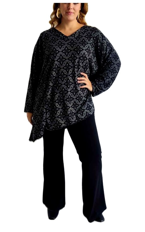 Αυτή η κομψή μπλούζα σε μαύρο και γκρι χρώμα με διακριτικό γεωμετρικό μοτίβο αποτελεί την ιδανική επιλογή για τη χειμερινή σας γκαρνταρόμπα. Διαθέτει φαρδιά μανίκια και ασύμμετρο τελείωμα που χαρίζει μια μοντέρνα πινελιά στο σύνολό σας, ενώ παράλληλα κολακεύει τη σιλουέτα. Η λαιμόκοψη V προσφέρει κομψότητα και άνεση, ενώ το χαλαρό στυλ της επιτρέπει ελευθερία κινήσεων. Ο συνδυασμός του βαθύ μαύρου με το ανθρακί γκρι στο διακοσμητικό μοτίβο δημιουργεί μια διαχρονική αισθητική που ταιριάζει εξίσου με παντελόνια, τζιν ή φούστες. Ιδανική για καθημερινές εμφανίσεις στο γραφείο, βραδινές εξόδους ή απογευματινούς καφέδες με φίλους. Η μπλούζα είναι σχεδιασμένη να προσφέρει άνεση και στυλ, ενώ το ευέλικτο σχέδιό της την καθιστά κατάλληλη για διαφορετικούς σωματότυπους. Συνδυάστε την με μαύρο παντελόνι και κοσμήματα σε χρυσό τόνο για ένα ολοκληρωμένο, εντυπωσιακό αποτέλεσμα.