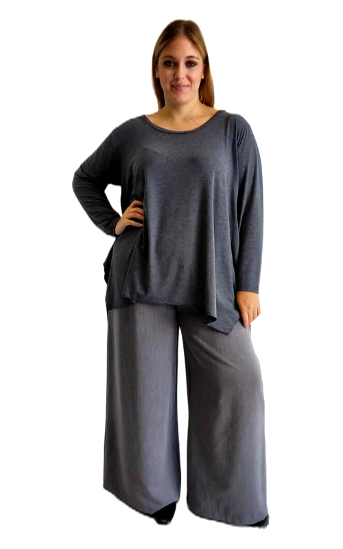 Αυτό το κομψό σετ σε γκρι ανθρακί αποτελεί την ιδανική επιλογή για μια άνετη αλλά στυλάτη εμφάνιση. Η μακρυμάνικη μπλούζα διαθέτει χαλαρή γραμμή με ασύμμετρο τελείωμα που χαρίζει ενδιαφέρον στη σιλουέτα, ενώ η λαιμόκοψη είναι στρογγυλή και διακριτική. Το μαλακό, ελαστικό ύφασμα προσφέρει άνεση στην κίνηση και εξαιρετική εφαρμογή. Συνδυάζεται με φαρδιά παντελόνα στην ίδια απόχρωση, δημιουργώντας ένα αρμονικό σύνολο που κολακεύει κάθε σωματότυπο. Ιδανικό για καθημερινές εξόδους, επαγγελματικές συναντήσεις ή ακόμα και για πιο επίσημες περιστάσεις όταν συνδυαστεί με τα κατάλληλα αξεσουάρ. Μπορεί να φορεθεί με μποτάκια, γόβες ή sneakers ανάλογα με την περίσταση. Το σετ προσφέρει διαχρονική κομψότητα και πρακτικότητα, ενώ η ποιότητα του υφάσματος εγγυάται διάρκεια στο χρόνο. Ένα απαραίτητο κομμάτι για την γκαρνταρόμπα κάθε γυναίκας που εκτιμά την άνεση χωρίς να θυσιάζει το στυλ.