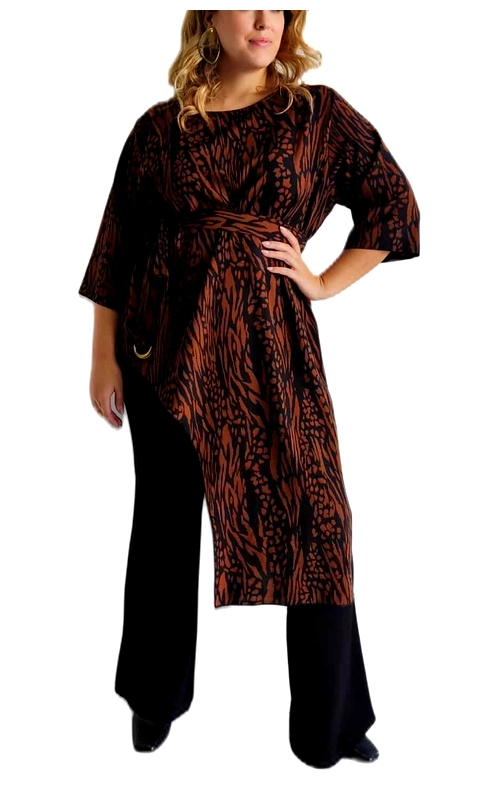 Αυτή η εντυπωσιακή τουνίκ με ζωώδες μοτίβο σε αποχρώσεις καφέ\u002Dχάλκινο και μαύρο αποτελεί την τέλεια επιλογή για μια κομψή εμφάνιση με άνεση. Το φαρδύ σχέδιο με τα μανίκια 3/4 προσφέρει κολακευτική γραμμή, ενώ η ζώνη στη μέση τονίζει τη σιλουέτα δημιουργώντας ένα θηλυκό αποτέλεσμα. Το εντυπωσιακό animal print συνδυάζει μοτίβα λεοπάρ σε γήινες αποχρώσεις, προσθέτοντας δυναμισμό στο σύνολο. Η τουνίκ συνδυάζεται άψογα με τα μαύρα φαρδιά παντελόνια που φαίνονται στην εικόνα, αλλά είναι εξίσου εντυπωσιακή με κολάν ή τζιν. Ιδανική για επαγγελματικές συναντήσεις, βραδινές εξόδους ή κοινωνικές εκδηλώσεις, προσφέρει πολλαπλές δυνατότητες styling. Το μαλακό, ρέον ύφασμα εξασφαλίζει άνεση καθ\u0027 όλη τη διάρκεια της ημέρας, ενώ η μακριά γραμμή της τουνίκ χαρίζει κομψότητα και καλύπτει στρατηγικά σημεία του σώματος. Ένα ευέλικτο κομμάτι που θα αναβαθμίσει την γκαρνταρόμπα σας με στυλ και θηλυκότητα.