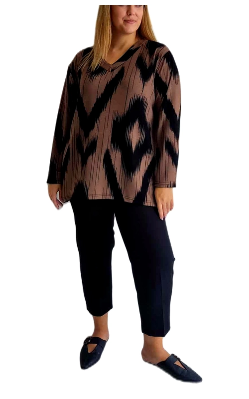 Αυτή η κομψή μπλούζα σε απόχρωση καφέ\u002Dταμπά με εντυπωσιακό γεωμετρικό μοτίβο σε μαύρο χρώμα αποτελεί μια εξαιρετική επιλογή για το καθημερινό σας ντύσιμο. Το σχέδιο με τα χαρακτηριστικά ζικ\u002Dζακ και ρόμβους δημιουργεί μια αίσθηση κίνησης και δυναμισμού, προσδίδοντας ιδιαίτερο ενδιαφέρον στο ένδυμα. Διαθέτει άνετη γραμμή με λαιμόκοψη V που κολακεύει τον λαιμό, ενώ τα μακριά μανίκια την καθιστούν ιδανική για τις μεταβατικές εποχές και τους χειμερινούς μήνες. Η φαρδιά εφαρμογή της προσφέρει άνεση και ελευθερία κινήσεων, ενώ ταυτόχρονα χαρίζει μια κομψή σιλουέτα. Μπορεί να συνδυαστεί τέλεια με μαύρο παντελόνι όπως στην εικόνα, αλλά και με τζιν ή φούστα για διαφορετικές περιστάσεις. Ιδανική τόσο για το γραφείο όσο και για καθημερινές εξόδους, αυτή η μπλούζα προσφέρει άνεση χωρίς να θυσιάζει το στυλ. Το υλικό της φαίνεται μαλακό και ευχάριστο στην αφή, εξασφαλίζοντας άνετη εφαρμογή καθ\u0027 όλη τη διάρκεια της ημέρας.