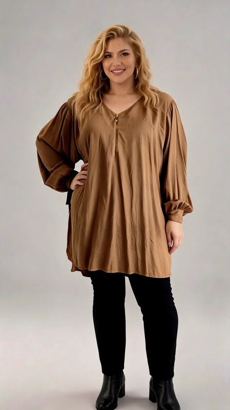 Plus size καφέ μπλούζα με φερμουάρ και balloon μανίκια. Αναβάθμισε το στυλ σου με αυτή την elegant και αέρινη μπλούζα! Σε ζεστή καφέ απόχρωση, διαθέτει V λαιμόκοψη με διακοσμητικό φερμουάρ που προσθέτει μια μοντέρνα πινελιά. Τα balloon μανίκια με σούρες στις μανσέτες χαρίζουν θηλυκότητα και κομψότητα, ενώ η loose εφαρμογή εξασφαλίζει άνεση όλη μέρα. Ιδανική για casual αλλά και πιο formal εμφανίσεις, φοριέται υπέροχα με παντελόνι ή κολάν για ένα effortlessly chic αποτέλεσμα!