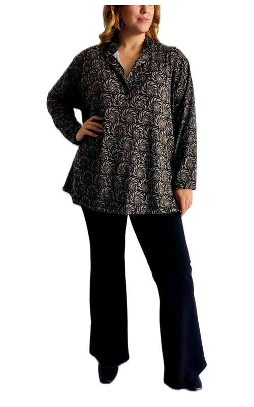 Αυτή η κομψή μακρυμάνικη μπλούζα με το εντυπωσιακό μοτίβο στροβίλων σε μαύρο και εκρού χρώμα αποτελεί την τέλεια προσθήκη στη γκαρνταρόμπα σας. Η φαρδιά γραμμή της προσφέρει άνετη εφαρμογή που κολακεύει κάθε σωματότυπο, ενώ το κλασικό πέτο γιακά προσθέτει μια διακριτικά κομψή λεπτομέρεια. Το εκλεπτυσμένο μοτίβο δημιουργεί ένα οπτικό ενδιαφέρον που αναβαθμίζει οποιοδήποτε σύνολο. Κατασκευασμένη από υψηλής ποιότητας ύφασμα που πέφτει απαλά στο σώμα, αυτή η μπλούζα είναι ιδανική για επαγγελματικά περιβάλλοντα, αλλά και για βραδινές εξόδους. Συνδυάστε την με μαύρο παντελόνι όπως στην εικόνα για ένα κομψό σύνολο, ή με τζιν για πιο καθημερινές εμφανίσεις. Τα φαρδιά μανίκια προσφέρουν άνεση κινήσεων, ενώ το μήκος της καλύπτει ιδανικά τους γοφούς. Αυτό το ευέλικτο κομμάτι μπορεί εύκολα να μεταμορφωθεί από ημερήσιο σε βραδινό ρούχο με τα κατάλληλα αξεσουάρ, καθιστώντας το απαραίτητο στοιχείο για κάθε ντουλάπα.
