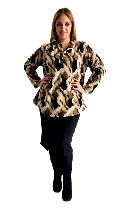 Κομψή και μοντέρνα, αυτή η μακρυμάνικη μπλούζα με το εντυπωσιακό γεωμετρικό μοτίβο ikat σε αποχρώσεις μπεζ, καφέ και μαύρου θα αναβαθμίσει αμέσως την καθημερινή σας γκαρνταρόμπα. Το φαρδύ σχέδιο προσφέρει άνεση και κολακευτική εφαρμογή για κάθε σωματότυπο, ενώ το γιακά τύπου πουκαμίσου προσθέτει μια νότα κομψότητας. Η μπλούζα είναι κατασκευασμένη από υψηλής ποιότητας ύφασμα που πέφτει απαλά και χαρίζει ελευθερία κινήσεων. Συνδυάζεται τέλεια με μαύρο παντελόνι ή τζιν για καθημερινές εμφανίσεις, ενώ μπορεί εύκολα να μεταμορφωθεί σε βραδινό σύνολο με τα κατάλληλα αξεσουάρ. Το διαχρονικό μοτίβο και οι γήινες αποχρώσεις την καθιστούν ιδανική επιλογή για όλες τις εποχές. Ιδιαίτερο χαρακτηριστικό αποτελεί ο συνδυασμός του έντονου σχεδίου με την απλή γραμμή του ρούχου, δημιουργώντας ένα κομμάτι που ξεχωρίζει χωρίς να είναι υπερβολικό. Μια πολύτιμη προσθήκη στη συλλογή κάθε γυναίκας που εκτιμά την κομψότητα και τη λειτουργικότητα.