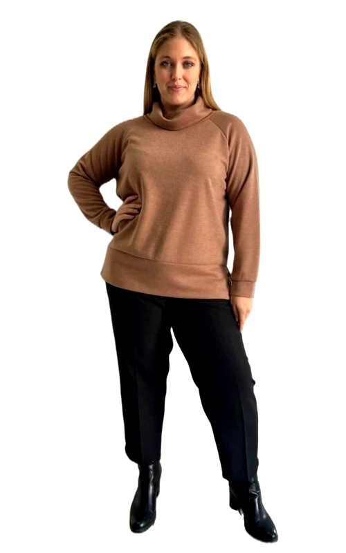 Αυτή η κομψή μπλούζα σε υπέροχο κρεμ χρώμα αποτελεί την ιδανική προσθήκη στη χειμερινή σας γκαρνταρόμπα. Με ζεστό ψηλό γυριστό λαιμό και άνετη εφαρμογή, προσφέρει στυλ και άνεση σε κάθε περίσταση. Το μαλακό ύφασμα με την ελαφρώς ελαστική υφή χαρίζει ελευθερία κινήσεων, ενώ οι ραφές στους ώμους προσδίδουν μια σπορ πινελιά στο σχεδιασμό. Συνδυάζεται τέλεια με μαύρο παντελόνι και μποτάκια για ένα κομψό καθημερινό σύνολο, ιδανικό για το γραφείο ή για βόλτες στην πόλη. Τα μακριά μανίκια και η φαρδιά γραμμή στη μέση προσφέρουν κολακευτική εφαρμογή σε κάθε σωματότυπο. Η απλή, διαχρονική σχεδίαση της μπλούζας την καθιστά ευέλικτο κομμάτι που μπορεί να φορεθεί σε πολλαπλούς συνδυασμούς, από casual έως πιο επίσημες εμφανίσεις. Το χρώμα της είναι εξαιρετικά ευέλικτο και ταιριάζει άψογα με τις φθινοπωρινές και χειμερινές αποχρώσεις της ντουλάπας σας.