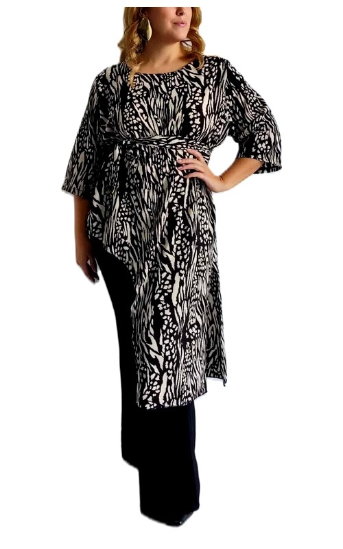 Αυτή η κομψή μπλούζα\u002Dτουνίκ με εντυπωσιακό ασπρόμαυρο μοτίβο αποτελεί την τέλεια προσθήκη στη γκαρνταρόμπα σας. Το εξωτικό animal print συνδυάζει μαύρες και λευκές αποχρώσεις σε ένα μοντέρνο σχέδιο που θυμίζει ζέβρα με διακριτικές πινελιές. Διαθέτει φαρδιά μανίκια τριών τετάρτων που προσφέρουν άνεση και κίνηση, ενώ η ζώνη στη μέση τονίζει τη σιλουέτα δημιουργώντας ένα κολακευτικό αποτέλεσμα. Η ασύμμετρη γραμμή στο κάτω μέρος προσθέτει ενδιαφέρον και κομψότητα, καθιστώντας την ιδανική για συνδυασμό με κολάν ή παντελόνια σε σκούρο χρώμα όπως το μαύρο. Η χαλαρή εφαρμογή της την καθιστά ιδανική επιλογή τόσο για καθημερινές εμφανίσεις όσο και για βραδινές εξόδους. Το ελαφρύ ύφασμα προσφέρει άνεση καθ\u0027 όλη τη διάρκεια της ημέρας, ενώ το εντυπωσιακό μοτίβο θα σας κάνει να ξεχωρίζετε. Συνδυάστε την με ψηλοτάκουνα παπούτσια και εντυπωσιακά κοσμήματα για μια βραδινή εμφάνιση ή με μπότες και τζιν για ένα κομψό καθημερινό σύνολο.