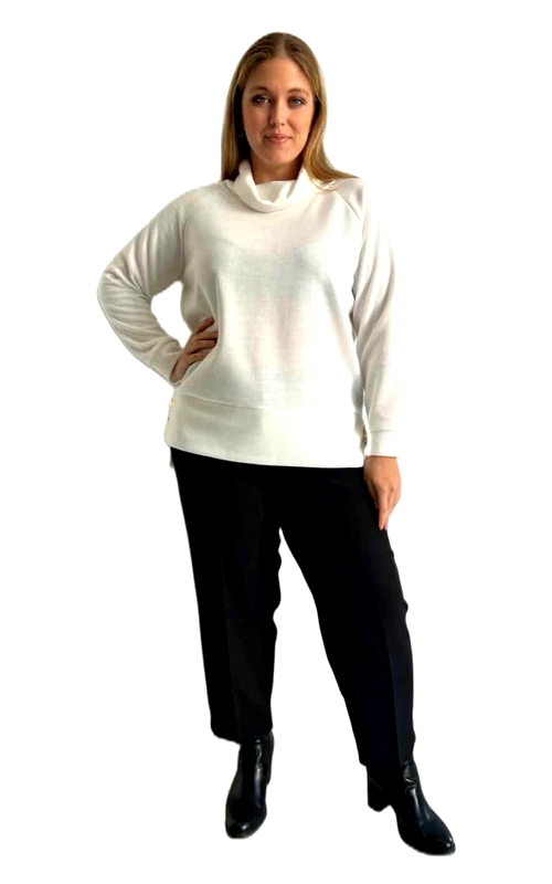 Αυτή η κομψή λευκή μακρυμάνικη μπλούζα με ψηλό γυριστό λαιμό αποτελεί την ιδανική προσθήκη στη χειμερινή σας γκαρνταρόμπα. Κατασκευασμένη από μαλακό, ζεστό ύφασμα που χαρίζει άνεση και στυλ, διαθέτει χαλαρή εφαρμογή που κολακεύει κάθε σωματότυπο. Το λευκό της χρώμα, σε απόχρωση του λευκού του χιονιού, προσφέρει απεριόριστες δυνατότητες συνδυασμών, όπως φαίνεται και στην εικόνα με το κομψό μαύρο παντελόνι. Η μπλούζα διαθέτει φαρδιά μανίκια και φινίρισμα με λάστιχο στο κάτω μέρος που της δίνει έναν ελαφρώς αθλητικό χαρακτήρα. Μπορεί να φορεθεί τόσο σε καθημερινές εμφανίσεις όσο και σε πιο επίσημες περιστάσεις, συνδυασμένη με κοσμήματα για μια πιο εκλεπτυσμένη εμφάνιση. Ιδανική για τις κρύες μέρες του χειμώνα, συνδυάζεται άψογα με τζιν, φούστες ή παντελόνια, ενώ μπορεί να φορεθεί και κάτω από σακάκια ή παλτό. Η διαχρονική της γραμμή εγγυάται πως θα παραμείνει επίκαιρη για πολλές σεζόν.