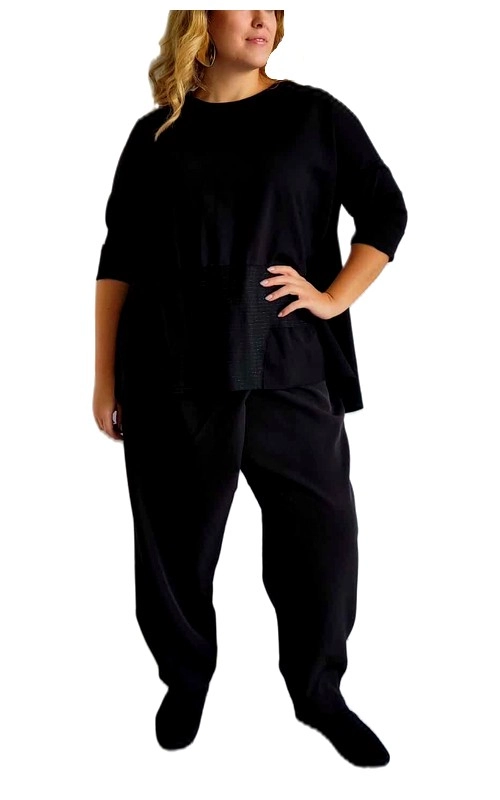 Κομψό σετ μαύρης μπλούζας και παντελονιού, ιδανικό για γυναίκες που αναζητούν άνεση και στυλ στο καθημερινό τους ντύσιμο. Η μπλούζα διαθέτει μανίκια 3/4 και χαλαρή γραμμή που χαρίζει κολακευτική εφαρμογή, ενώ το βαθύ μαύρο χρώμα προσφέρει διαχρονική κομψότητα. Το φαρδύ παντελόνι με την άνετη μέση συμπληρώνει τέλεια το σύνολο, δημιουργώντας μια αρμονική σιλουέτα. Το σετ είναι κατασκευασμένο από μαλακό, αναπνεύσιμο ύφασμα που προσφέρει άνεση όλη την ημέρα. Ιδανικό για πολλαπλές περιστάσεις, από καθημερινές εξορμήσεις μέχρι χαλαρές επαγγελματικές συναντήσεις. Μπορεί να φορεθεί με μποτάκια για ένα urban look ή με κοσμήματα για πιο βραδινές εμφανίσεις. Ο απλός, μινιμαλιστικός σχεδιασμός επιτρέπει αμέτρητους συνδυασμούς με αξεσουάρ και παπούτσια της επιλογής σας. Διατίθεται σε μεγάλο εύρος μεγεθών για να ταιριάζει σε διαφορετικούς σωματότυπους, προσφέροντας κομψότητα και αυτοπεποίθηση σε κάθε γυναίκα.