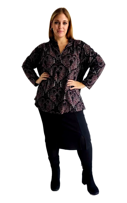 Κομψή μπλούζα με εντυπωσιακό μοτίβο σε αποχρώσεις μαύρου και ροζ, ιδανική για γυναίκες που αναζητούν στυλ και άνεση. Το λεπτεπίλεπτο μπαρόκ σχέδιο με τα περίτεχνα μοτίβα προσδίδει πολυτέλεια, ενώ το χαλαρό στυλ της εξασφαλίζει άνετη εφαρμογή που κολακεύει κάθε σωματότυπο. Διαθέτει γιακά με άνοιγμα V που προσφέρει θηλυκότητα, ενώ τα μακριά μανίκια την καθιστούν ιδανική επιλογή για τις ψυχρότερες εποχές. Συνδυάζεται τέλεια με μαύρη φούστα ή παντελόνι για επαγγελματικές εμφανίσεις, αλλά και με τζιν για πιο καθημερινά σύνολα. Η ποιοτική κατασκευή και το εύκολο στη φροντίδα ύφασμα διατηρούν το σχήμα και τα χρώματα ακόμα και μετά από πολλαπλές πλύσεις. Το διακριτικό κούμπωμα στο μπροστινό μέρος προσθέτει λειτουργικότητα, επιτρέποντας προσαρμογή ανάλογα με την περίσταση και το προσωπικό στυλ.