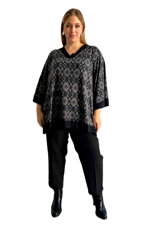 Αυτή η κομψή μπλούζα\u002Dπόντσο σε μαύρο και γκρι αποτελεί την ιδανική προσθήκη στη χειμερινή σας γκαρνταρόμπα. Διαθέτει ένα εντυπωσιακό γεωμετρικό μοτίβο σε αποχρώσεις του ανθρακί και του γκρι, με κομψό μαύρο τελείωμα στο λαιμό και στις άκρες που προσδίδει μια εκλεπτυσμένη πινελιά. Ο φαρδύς σχεδιασμός με τα άνετα τρία\u002Dτέταρτα μανίκια χαρίζει μια αέρινη αίσθηση που κολακεύει κάθε σωματότυπο, ενώ το μήκος της καλύπτει τέλεια τους γοφούς. Συνδυάστε την με μαύρο παντελόνι και μποτάκια για ένα κομψό καθημερινό look, ή με τζιν για πιο χαλαρές εξόδους. Η υψηλής ποιότητας ύφανση εξασφαλίζει άνεση και ζεστασιά χωρίς να προσθέτει όγκο. Ιδιαίτερο χαρακτηριστικό αποτελεί η ευελιξία της που την καθιστά κατάλληλη τόσο για το γραφείο όσο και για βραδινές εξόδους. Η μπλούζα πλένεται εύκολα και διατηρεί το σχήμα και τα χρώματά της ακόμα και μετά από πολλαπλές πλύσεις, αποτελώντας μια διαχρονική επιλογή για το γυναικείο ντουλάπα.