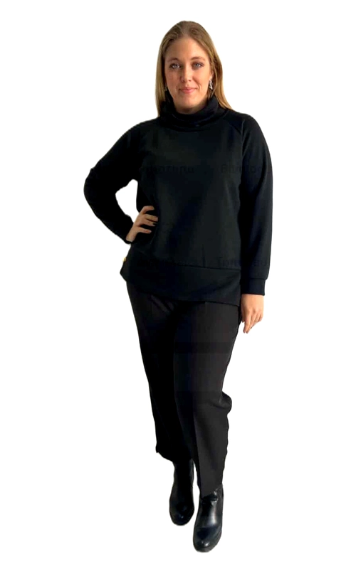 Κομψή μαύρη ζιβάγκο μπλούζα, σχεδιασμένη για άνεση και στυλ σε κάθε περίσταση. Το βαθύ μαύρο χρώμα προσφέρει διαχρονική κομψότητα, ενώ το μαλακό ύφασμα αγκαλιάζει το σώμα χωρίς να περιορίζει τις κινήσεις. Διαθέτει μακριά μανίκια και ψηλό γυριστό γιακά που προσφέρει ζεστασιά τις κρύες μέρες, ενώ η χαλαρή γραμμή στο κάτω μέρος χαρίζει κολακευτική εφαρμογή. Ιδανική για καθημερινούς συνδυασμούς, μπορεί να φορεθεί άνετα με παντελόνια, τζιν ή φούστες, ενώ συνδυάζεται τέλεια με μποτάκια για ένα ολοκληρωμένο χειμερινό σύνολο. Το λιτό σχέδιο χωρίς περιττά στοιχεία την καθιστά βασικό κομμάτι για κάθε γυναικεία γκαρνταρόμπα, κατάλληλη τόσο για την εργασία όσο και για βραδινές εξόδους. Το ελαφρώς φαρδύ στυλ προσφέρει άνεση χωρίς συμβιβασμούς στην εμφάνιση, ενώ το ανθεκτικό ύφασμα εξασφαλίζει μακροχρόνια χρήση διατηρώντας το σχήμα και το χρώμα του.