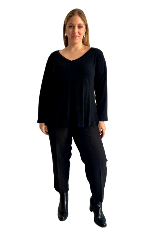 Αυτή η κομψή μπλούζα σε μαύρο χρώμα αποτελεί την ιδανική προσθήκη στην καθημερινή σας γκαρνταρόμπα. Με τον διαχρονικό σχεδιασμό της και το V λαιμό που κολακεύει κάθε σιλουέτα, προσφέρει άνεση και στυλ χωρίς συμβιβασμούς. Η φαρδιά γραμμή της χαρίζει ελευθερία κινήσεων ενώ παράλληλα δημιουργεί ένα κομψό περίγραμμα. Κατασκευασμένη από μαλακό, ελαστικό ύφασμα που αγκαλιάζει το σώμα με φινέτσα, διαθέτει μακριά μανίκια που την καθιστούν ιδανική για τις μεταβατικές εποχές ή για βραδινές εξόδους. Συνδυάζεται τέλεια με μαύρα παντελόνια όπως απεικονίζεται, αλλά και με τζιν, φούστες ή κολάν για πολλαπλές εμφανίσεις. Η απλότητα του σχεδιασμού της την καθιστά ευέλικτο κομμάτι που μπορεί να μεταμορφωθεί από καθημερινό σε βραδινό ντύσιμο με τα κατάλληλα αξεσουάρ. Ιδανική για το γραφείο, για καφέ με φίλους ή για μια χαλαρή βραδινή έξοδο. Η άνετη εφαρμογή της την καθιστά κατάλληλη για όλους τους σωματότυπους, χαρίζοντας κομψότητα και αυτοπεποίθηση.