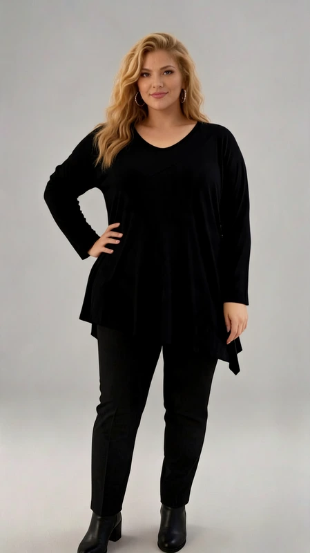 Plus size μαύρη μπλούζα με ασύμμετρο τελείωμα και άνετη εφαρμογή. Το απόλυτο basic κομμάτι που δεν πρέπει να λείπει από την γκαρνταρόμπα σου! Αυτή η μαύρη plus size μπλούζα διαθέτει στρογγυλή λαιμόκοψη και ασύμμετρο τελείωμα που χαρίζει μια μοντέρνα και κολακευτική γραμμή. Το απαλό και ελαστικό ύφασμά της προσφέρει μοναδική άνεση, ενώ η minimal αισθητική της την καθιστά ιδανική για casual και chic εμφανίσεις. Συνδύασέ τη με τζιν, υφασμάτινο παντελόνι ή κολάν για ένα effortless κομψό look!