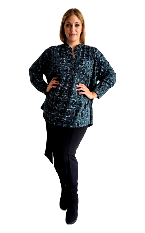 Αυτή η κομψή μπλούζα σε πετρόλ αποχρώσεις με γεωμετρικό ρόμβοειδές μοτίβο σε τόνους του μπλε και του μαύρου αποτελεί μια εξαιρετική επιλογή για το καθημερινό σας ντύσιμο. Διαθέτει φαρδιά γραμμή με μακριά μανίκια που προσφέρουν άνεση και στυλ, ενώ ο λαιμός με το διακριτικό άνοιγμα χωρίς γιακά δίνει μια νότα διακριτικής κομψότητας. Το χαλαρό στυλ της μπλούζας την καθιστά ιδανική για πολλές περιστάσεις, από το γραφείο μέχρι μια βραδινή έξοδο. Συνδυάζεται τέλεια με μαύρο παντελόνι ή τζιν για μια κομψή εμφάνιση που μπορεί εύκολα να μεταβεί από την ημέρα στη νύχτα. Το μοναδικό της μοτίβο προσθέτει ενδιαφέρον σε κάθε σύνολο, ενώ το υλικό της υπόσχεται άνεση καθ\u0027 όλη τη διάρκεια της ημέρας. Ιδιαίτερο χαρακτηριστικό αποτελεί η ελαφρώς ασύμμετρη γραμμή στο τελείωμά της που κολακεύει τη σιλουέτα και προσθέτει μια μοντέρνα πινελιά στο συνολικό σχεδιασμό της.