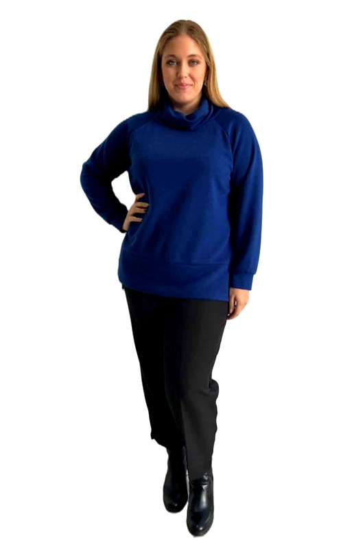Αυτή η κομψή μακρυμάνικη μπλούζα σε βαθύ μπλε ρουά χρώμα αποτελεί την ιδανική προσθήκη στη χειμερινή σας γκαρνταρόμπα. Με τον ζεστό ψηλό γιακά που αγκαλιάζει απαλά το λαιμό, προσφέρει άνεση και προστασία στις κρύες μέρες του χειμώνα. Η φαρδιά γραμμή της χαρίζει μια χαλαρή εφαρμογή που κολακεύει κάθε σωματότυπο, ενώ το μαλακό ύφασμα εξασφαλίζει άνεση καθ\u0027 όλη τη διάρκεια της ημέρας. Συνδυάστε την εύκολα με μαύρο παντελόνι και μποτάκια για ένα καθημερινό αλλά κομψό look, ή με τζιν για πιο χαλαρές περιστάσεις. Το διαχρονικό της σχέδιο την καθιστά ιδανική τόσο για το γραφείο όσο και για απογευματινές εξόδους. Διαθέτει ένα διακριτικό τσεπάκι στο μπροστινό μέρος που προσθέτει μια λεπτομέρεια στην απλή της γραμμή. Η ποιοτική κατασκευή της εγγυάται αντοχή στο χρόνο, διατηρώντας το σχήμα και το χρώμα της ακόμα και μετά από πολλαπλές πλύσεις.