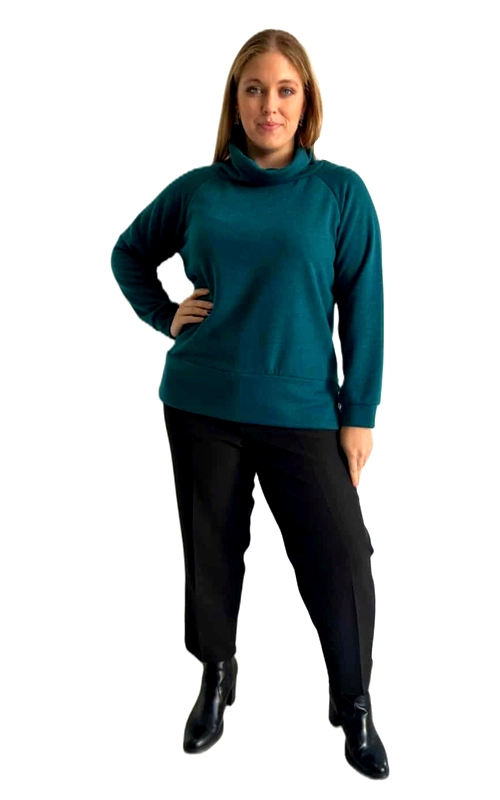 Αυτή η κομψή μπλούζα σε υπέροχο πετρόλ χρώμα αποτελεί ιδανική επιλογή για το φθινοπωρινό και χειμερινό σας γκαρνταρόμπα. Με ψηλό λαιμό τύπου ζιβάγκο που προσφέρει άνεση και ζεστασιά, η μπλούζα διαθέτει μακριά μανίκια με ελαστικές μανσέτες για καλύτερη εφαρμογή. Το μοντέρνο, απλό σχέδιό της χωρίς περιττά στοιχεία την καθιστά εξαιρετικά ευέλικτη για πολλαπλούς συνδυασμούς. Κατασκευασμένη από μαλακό, ανθεκτικό ύφασμα που αγκαλιάζει το σώμα χωρίς να περιορίζει τις κινήσεις, προσφέρει άνετη εφαρμογή για καθημερινή χρήση. Μπορεί να συνδυαστεί τέλεια με μαύρο παντελόνι όπως στην εικόνα, αλλά και με τζιν, φούστες ή κολάν για διαφορετικά στυλ. Ιδανική για casual εμφανίσεις στο γραφείο, βόλτες στην πόλη ή χαλαρές εξόδους με φίλους. Το λεπτομερές τελείωμα στο κάτω μέρος προσθέτει μια διακριτική κομψότητα, ενώ η απαλή υφή του υφάσματος εξασφαλίζει άνεση καθ\u0027 όλη τη διάρκεια της ημέρας. Διατίθεται σε διάφορα μεγέθη για τέλεια εφαρμογή σε κάθε σωματότυπο.