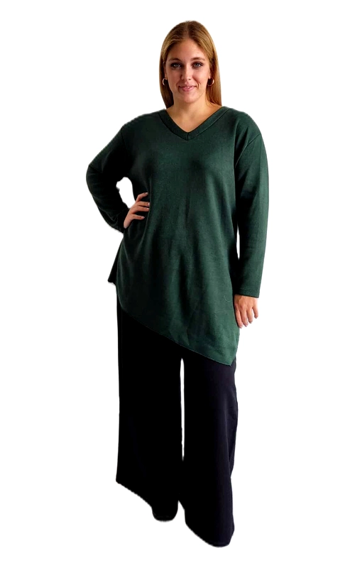 Αυτή η κομψή μακρυμάνικη μπλούζα σε βαθύ κυπαρισσί χρώμα αποτελεί την ιδανική προσθήκη στη χειμερινή σας γκαρνταρόμπα. Με την ασύμμετρη γραμμή στο τελείωμά της, προσφέρει μια μοντέρνα πινελιά στο καθημερινό σας ντύσιμο, ενώ η χαλαρή εφαρμογή της χαρίζει άνεση και κολακεύει κάθε σωματότυπο. Ο λαιμός σε V αναδεικνύει διακριτικά το ντεκολτέ, ενώ τα μακριά μανίκια παρέχουν ζεστασιά κατά τους κρύους μήνες. Συνδυάζεται τέλεια με φαρδιά παντελόνια όπως αυτό στη φωτογραφία σε βαθύ μπλε χρώμα, δημιουργώντας ένα κομψό και άνετο σύνολο για το γραφείο ή για καθημερινές εξόδους. Το μαλακό ύφασμα αγκαλιάζει το σώμα, προσφέροντας άνεση καθ\u0027 όλη τη διάρκεια της ημέρας. Η απλή αλλά κομψή σχεδίαση επιτρέπει πολλαπλούς συνδυασμούς με αξεσουάρ, από διακριτικά κοσμήματα μέχρι εντυπωσιακά κολιέ για βραδινές εμφανίσεις. Ιδανική επιλογή για όσες αναζητούν ένα ευέλικτο, διαχρονικό κομμάτι που συνδυάζει την κομψότητα με την πρακτικότητα.