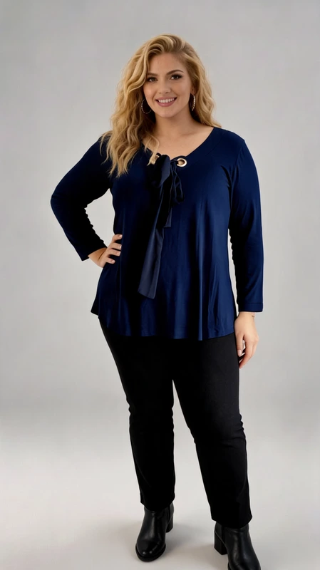 Plus size μπλε μπλούζα με V λαιμόκοψη και διακοσμητικό δέσιμο. Κομψή και άνετη, αυτή η μπλούζα σε σκούρο μπλε χρώμα είναι η ιδανική επιλογή για elegant casual εμφανίσεις! Διαθέτει V λαιμόκοψη που αναδεικνύει το ντεκολτέ, ενώ το διακοσμητικό δέσιμο με μεταλλικό κρίκο προσθέτει μια ιδιαίτερη πινελιά στυλ. Τα μακριά μανίκια και η άνετη εφαρμογή εξασφαλίζουν άνεση όλη μέρα. Φοριέται τέλεια με παντελόνι ή κολάν για ένα chic και sophisticated look!