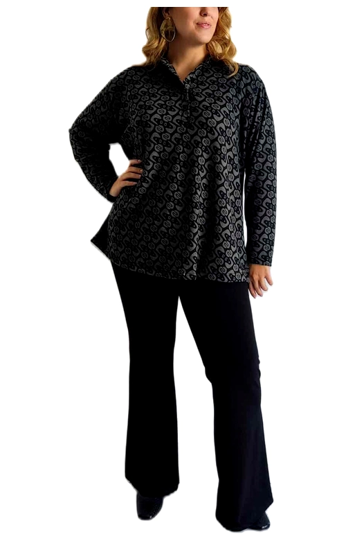 Αυτή η κομψή μακρυμάνικη μπλούζα σε μαύρο και γκρι χρώμα αποτελεί μια εξαιρετική επιλογή για τη φθινοπωρινή και χειμερινή σας γκαρνταρόμπα. Διαθέτει ένα διακριτικό γεωμετρικό μοτίβο που χαρίζει στυλ και ιδιαίτερο χαρακτήρα, ενώ η άνετη γραμμή της κολακεύει κάθε σωματότυπο. Το κλασικό πουκαμισοειδές σχέδιο με κουμπιά στο μπροστινό μέρος επιτρέπει πολλαπλούς τρόπους styling \u002D φορέστε την κουμπωμένη για επαγγελματικές εμφανίσεις ή πιο χαλαρή για καθημερινές εξορμήσεις. Συνδυάζεται τέλεια με μαύρο παντελόνι όπως εικονίζεται, αλλά και με τζιν ή φούστα για διαφορετικές περιστάσεις. Το μαλακό ύφασμα προσφέρει άνεση καθ\u0027 όλη τη διάρκεια της ημέρας, ενώ το σχέδιο με τους φαρδιούς ώμους και την ελαφρώς χαλαρή εφαρμογή δημιουργεί μια κολακευτική σιλουέτα. Η μπλούζα είναι ιδανική τόσο για επαγγελματικό περιβάλλον όσο και για βραδινές εξόδους, προσφέροντας κομψότητα και άνεση σε κάθε περίσταση.