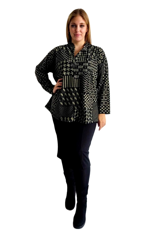 Αυτή η κομψή μακρυμάνικη μπλούζα σε μαύρο και εκρού χρώμα αποτελεί ένα εντυπωσιακό κομμάτι για τη γυναικεία γκαρνταρόμπα. Το ιδιαίτερο γεωμετρικό μοτίβο της συνδυάζει διαφορετικά σχέδια \u002D τετράγωνα, ζικ\u002Dζακ, ρίγες και κύκλους \u002D δημιουργώντας ένα μοντέρνο patchwork εφέ που τραβάει αμέσως την προσοχή. Η χαλαρή γραμμή της την καθιστά άνετη και κολακευτική για όλους τους σωματότυπους, ενώ το κουμπωτό μπροστινό μέρος προσφέρει ευελιξία στο στυλ. Ιδανική για καθημερινές εμφανίσεις στο γραφείο ή για απογευματινές εξόδους, συνδυάζεται τέλεια με μαύρο παντελόνι ή τζιν για μια κομψή εμφάνιση. Το μήκος της καλύπτει τους γοφούς, προσφέροντας άνεση και στιλ. Μια ευέλικτη επιλογή που θα αναβαθμίσει το καθημερινό σας ντύσιμο με μια νότα κομψότητας και πρωτοτυπίας.